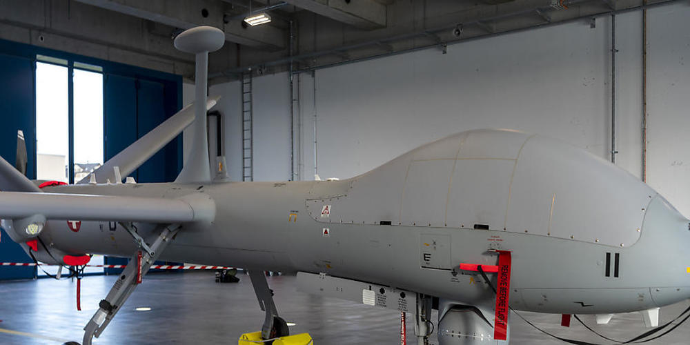 Hat ihren Erstflug erfolgreich absolviert: Eine Drohne Hermes 900 HFE in einem Hangar in Emmen. (Archivbild)