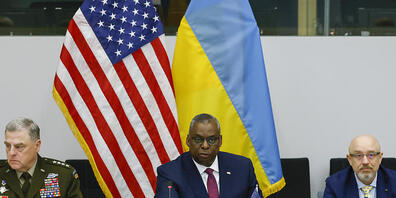 Mark Milley (l-r), Vorsitzender des Vereinigten Generalstabs der Streitkräfte der USA, Lloyd Austin, Verteidigungsminister der USA, und Olexij Resnikow, Verteidigungsminister der Ukraine, sitzen vor einem Treffen der Nato-Verteidigungsminister im ...