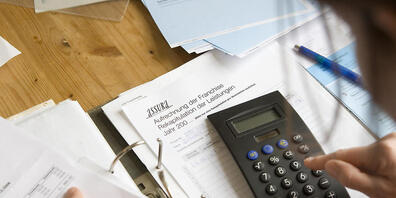 Vor allem Menschen mit tiefen Einkommen leiden unter steigenden Krankenkassenprämien. Der Nationalrat möchte nun Bund und Kantone stärker in die Pflicht nehmen. (Symbolbild)