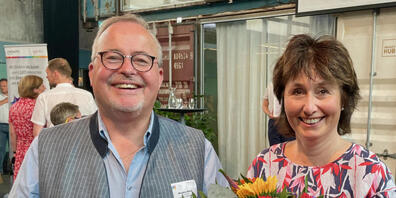 Markus Reck, Co-CEO Spitex Zürich, und Ursula Enz, Co-Verwaltungsratspräsidentin Spitex Zürich, nehmen das Swiss LGBTI-Label entgegen.