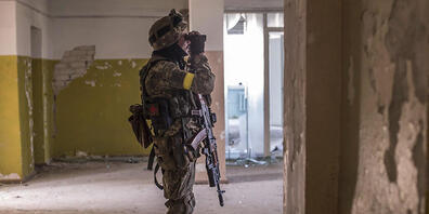 Ein ukrainischer Soldat blickt während schwerer Kämpfe an der Frontlinie in Sjewjerodonezk in der Region Luhansk durch ein Fernglas. Nach Mitteilung des ukrainischen Generalstabs am Donnerstag liefern sich ukrainische und russische Truppen weiter ...