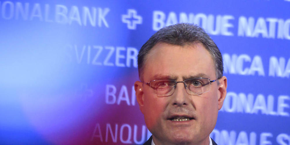 Die SNB unter ihrem Chef Thomas Jordan erhöht die Leitzinsen überraschend deutlich und gibt damit markant Gegensteuer zur Infaltion. (Archivbild)