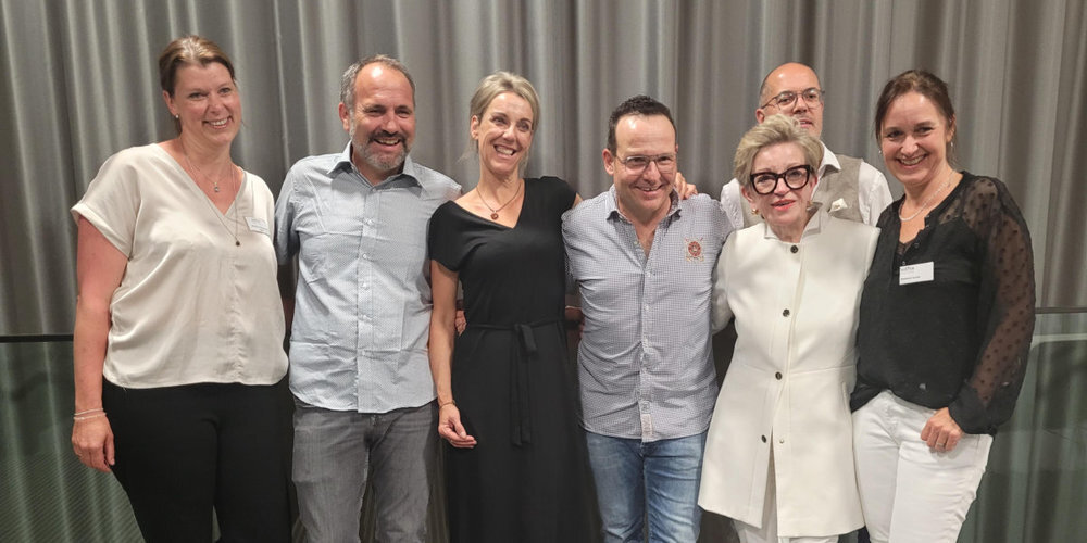 Beste Stimmung auch hinter dem Vorhang. Claudio Zuccolini (4. von links) und das Kultur-Bäretswil-Team.