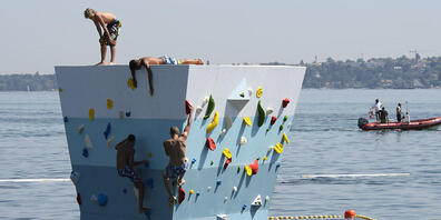 Kletterwände sollten nur zwei Meter Fallhöhe zulassen. Bei diesem Element im See in Genf ist das allerdings kein Problem. (Archivbild)