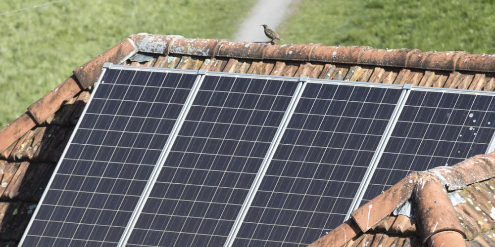 Hausbesitzer im Kanton Thurgau sollen ihre Dächer nicht zwingend mit Solaranlagen ausrüsten müssen. Der Grosse Rat lehnte eine Motion ab, welche genau dies forderte. (Symbolbild)