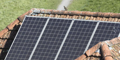 Hausbesitzer im Kanton Thurgau sollen ihre Dächer nicht zwingend mit Solaranlagen ausrüsten müssen. Der Grosse Rat lehnte eine Motion ab, welche genau dies forderte. (Symbolbild)