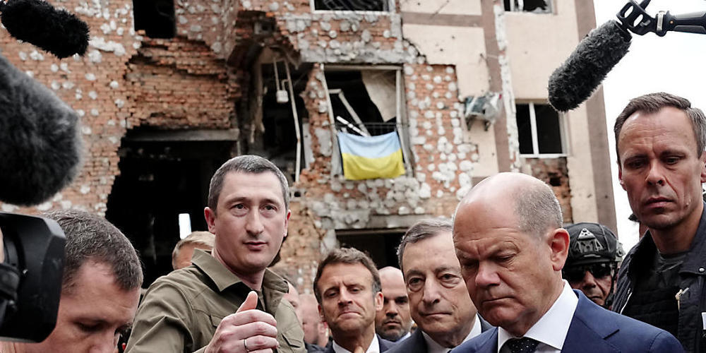 Oleksij Tschernyschow (2.v.l.), der Sondergesandte des ukrainischen Präsidenten Selenskyj für eine EU-Beitrittsperspektive, geht mit Emmanuel Macron (M hinten), Präsident von Frankreich, Mario Draghi (3.v.r.), Ministerpräsident von Italien, Bundes...