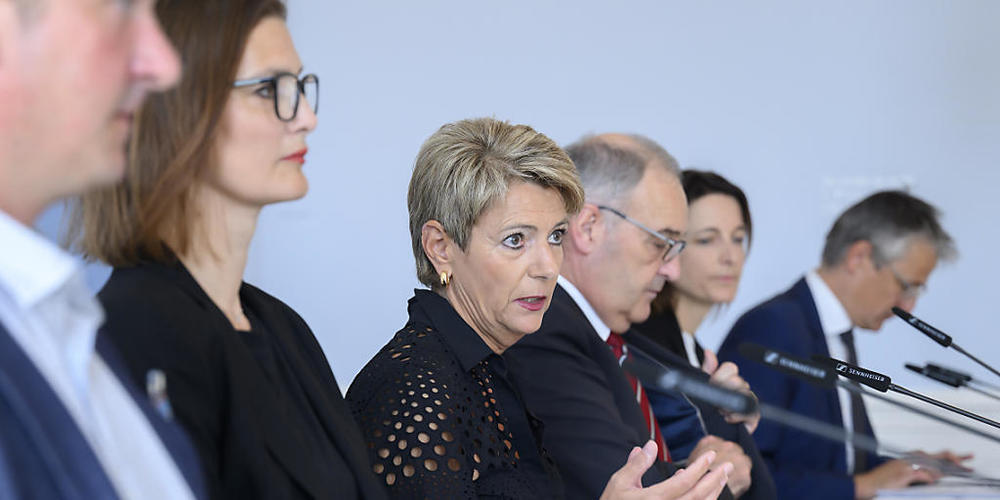 Bundesrätin Karin Keller-Sutter (Mitte) spricht an der Seite von Bundesrat Guy Parmelin (rechts neben ihr), ganz links Martin Häfliger, Biogärtner, Balbina Lips Giovanoli, Verantwortliche Human Resources IKEA Schweiz, und rechts neben Parmelin ste...
