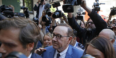 Kevin Spacey (M), Schauspieler aus den USA, trifft vor dem Westminster Magistrates Court ein. Der US-Hollywood-Schauspieler ist in Großbritannien wegen sexueller Übergriffe in vier Fällen angeklagt. Foto: David Cliff/AP/dpa