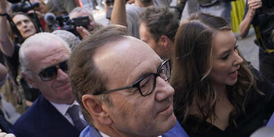 Kevin Spacey, Schauspieler aus den USA, trifft vor dem Westminster Magistrates Court ein. Der US-Hollywood-Schauspieler ist in Großbritannien wegen sexueller Übergriffe in vier Fällen angeklagt. Foto: Alberto Pezzali/AP/dpa