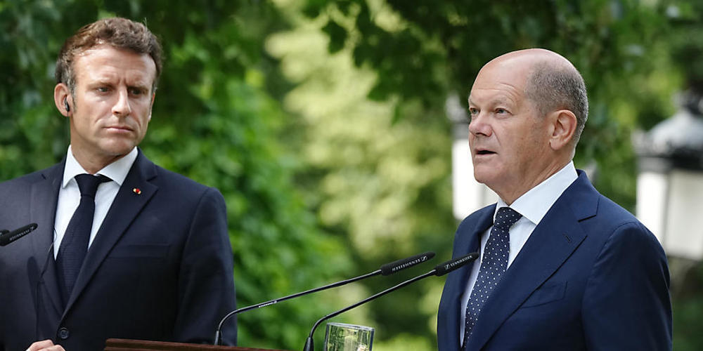 Emmanuel Macron (l), Präsident von Frankreich, und Bundeskanzler Olaf Scholz sprechen sich dafür aus, dass die Ukraine den Beitrittsstatus in die Europäische Union erhält. Foto: Kay Nietfeld/dpa