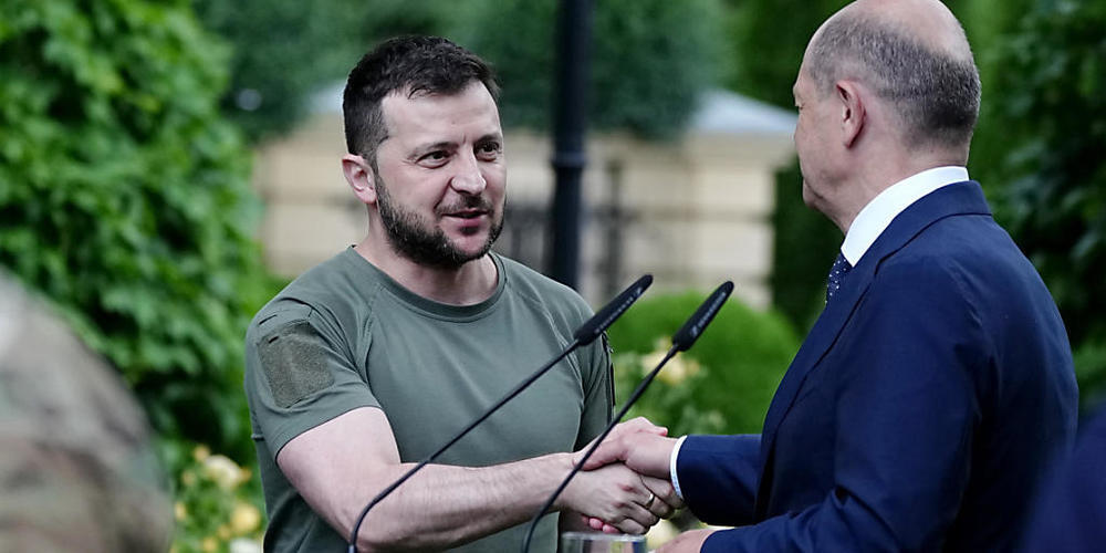 Bei seinem Besuch in Kiew sichert Bundeskanzler Olaf Scholz (r) dem Präsidenten der Ukraine Wolodymyr Selenskyj weitere Waffen zu, bleibt aber wage um welche Waffen es sich handelt. Foto: Kay Nietfeld/dpa