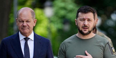 Lange wollte Olaf Scholz nicht in die Ukraine reisen, obwohl schon so viele andere Staatschefs das vom Krieg gezeichnete Kiew und den Präsidenten Wolodymyr Selenskyj (r) besucht haben. Nun ist er doch vor Ort und sagt sogar weitere Waffenlieferung...