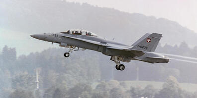 Nachdem die Armee am Donnerstagabend eine Alarmmeldung erhalten hat, sind zwei F/A-18-Kampfflugzeuge für einen Luftpolizeieinsatz aufgestiegen. (Archivbild)