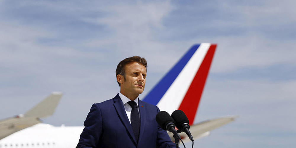 Emmanuel Macron, Präsident von Frankreich, fordert die Franzosen auf, ihm in der zweiten, entscheidenden Runde der Parlamentswahlen eine «starke Mehrheit» zu geben. Foto: Gonzalo Fuentes/Reuters Pool via AP/dpa