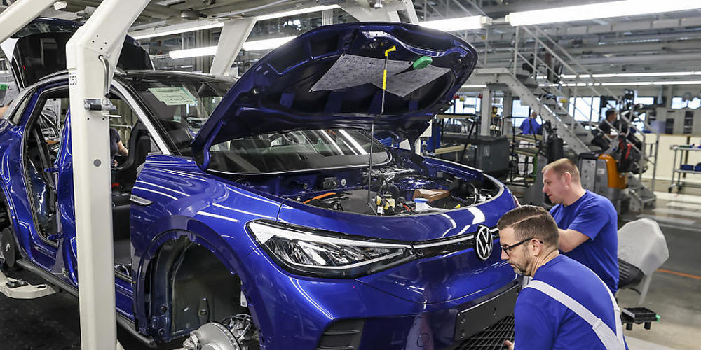 Dem Volkswagen-Konzern macht weiterhin der Mangel an Elektronikchips zu schaffen. (Archivbild)