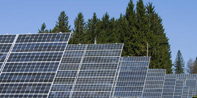 Die BKW expandiert im Bereich Photovoltaik - im Bild das Kraftwerk auf dem Mont Soleil. (Archiv)