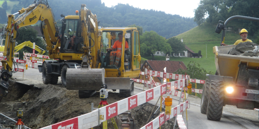  An der Strasse beim «Wilden Mann», Walzenhausen, wird intensiv gebaut. Die mittels Lichtsignalanlage geregelte Verkehrsführung erfolgt einspurig.