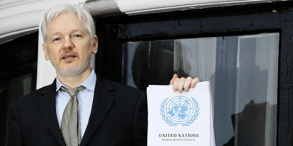 ARCHIV - Julian Assange, Wikileaks-Gründer, spricht auf dem Balkon der ecuadorianischen Botschaft. Foto: Kirsty Wigglesworth/AP/dpa