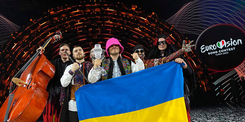 ARCHIV - Die Gruppe Kalush Orchestra aus der Ukraine jubelt über den Sieg des Eurovision Song Contest (ESC). Der nächste Eurovision Song Contest (ESC) findet wegen des russischen Angriffskriegs nicht beim diesjährigen Sieger Ukraine statt. Das tei...
