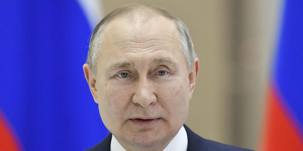 ARCHIV - Das von der staatlichen russischen Nachrichtenagentur Sputnik über AP veröffentlichte Bild zeigt Wladimir Putin, Präsident von Russland, der während seines Besuchs des Kosmodroms Wostotschny eine Rede in einer Raketenmontagehalle hält. Fo...