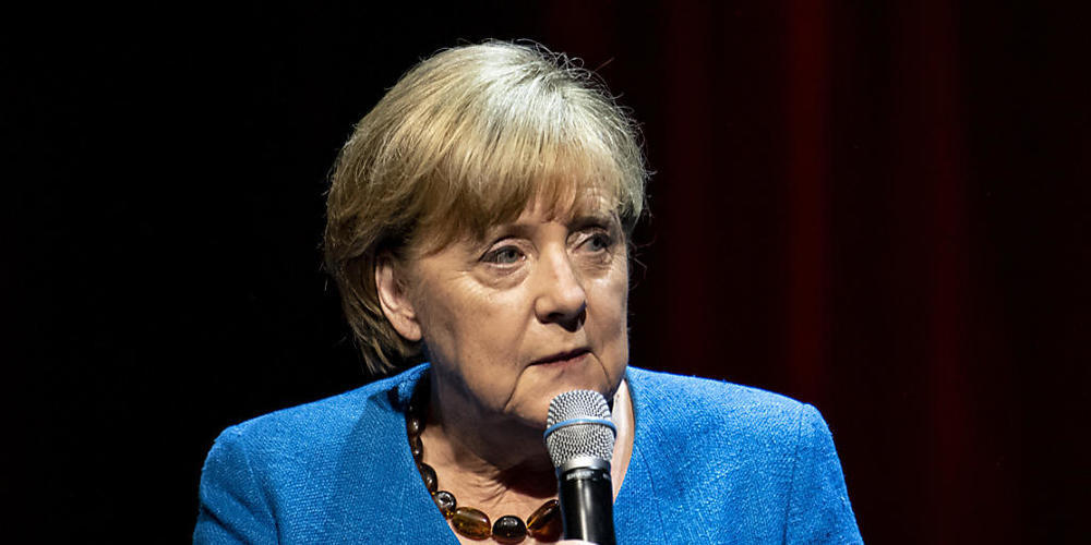 Die ehemalige Bundeskanzlerin Angela Merkel antwortet im Berliner Ensemble auf eine Frage eines Journalisten. Foto: Fabian Sommer/dpa