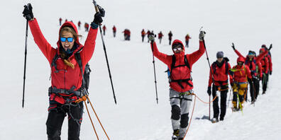 Die längste Frauenseilschaft der Welt auf dem Weg zum Gipfel des Breithorns.
