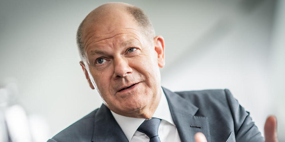 Bundeskanzler Olaf Scholz (SPD), aufgenommen bei einem Interview mit der dpa Deutsche Presse-Agentur GmbH in seinem Büro im Bundeskanzleramt. Foto: Michael Kappeler/dpa