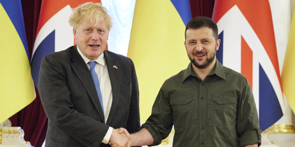 HANDOUT - Wolodymyr Selenskyj und Boris Johnson in Kiew. Foto: -/Ukrainian Presidential Press Office/AP/dpa - ACHTUNG: Nur zur redaktionellen Verwendung im Zusammenhang mit der aktuellen Berichterstattung und nur mit vollständiger Nennung des vors...