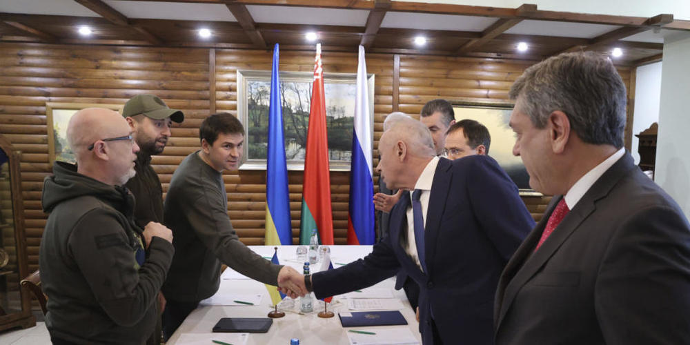 dpatopbilder - ARCHIV - Vertreter Russlands und der Ukraine begrüßen sich zu Gesprächen nahe der polnisch-belarussischen Grenze im März. Foto: Maxim Guchek/BelTA/AP/dpa - ACHTUNG: Nur zur redaktionellen Verwendung und nur mit vollständiger Nennung...