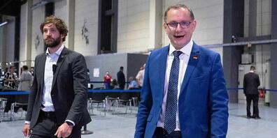 Tino Chrupalla (r), AfD-Bundesvorsitzender und Fraktionsvorsitzender der AfD, kommt zum Bundesparteitag der AfD in die Sachsenarena. Auf dem Parteitag soll unter anderem über den künftigen Bundesvorstand entschieden werden. Foto: Sebastian Kahnert...