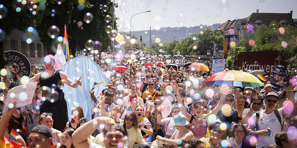 Teilnehmende der diesjährigen Pride in Zürich gestalten einen bunten, friedlichen und fröhlichen politischen Umzug.