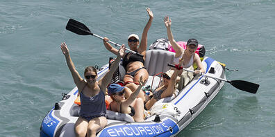 Abkühlung bietet eine Fahrt im Schlauchboot auf der Aare bei Rubigen nahe Bern.