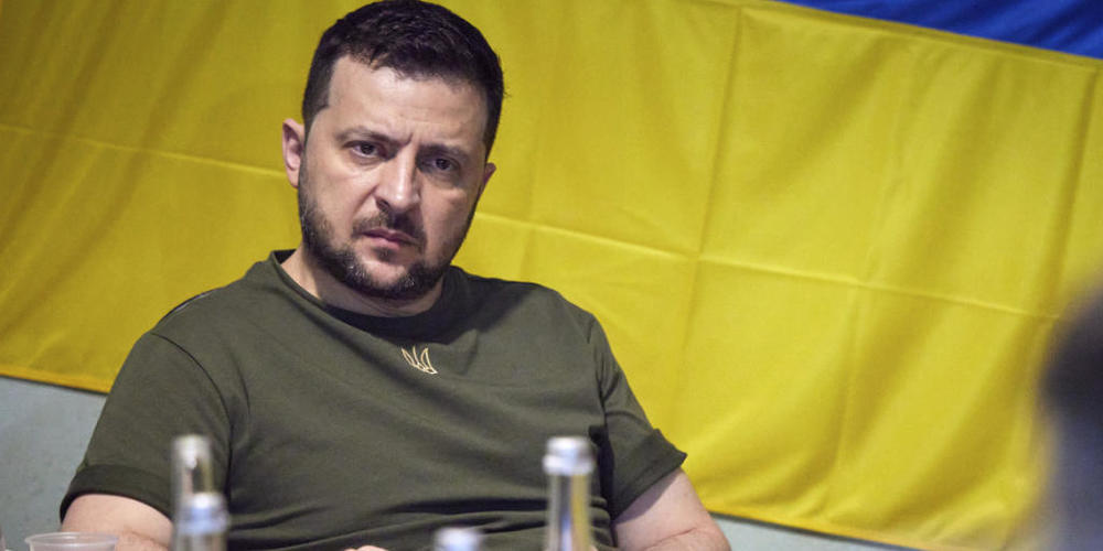 HANDOUT - Wolodymyr Selenskyj, Präsident der Ukraine, hört bei einem Treffen mit dem Militär zu. Foto: -/Ukrainian Presidential Press Office/AP/dpa - ACHTUNG: Nur zur redaktionellen Verwendung im Zusammenhang mit der aktuellen Berichterstattung un...