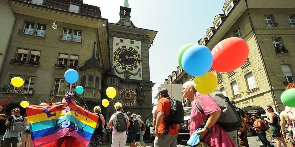 Mad-Pride-Teilnehmerinnen und -Teilnehmer vor dem Berner Zytglogge.