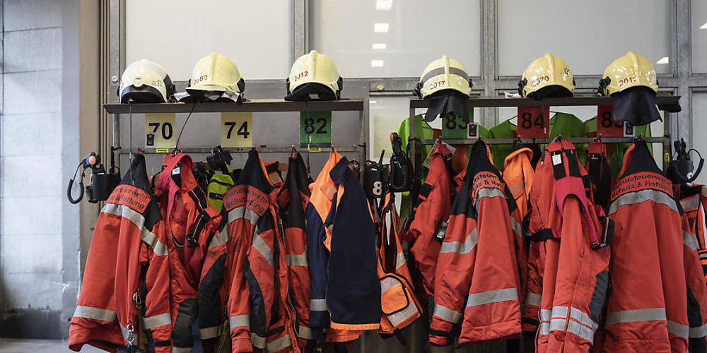 Die Feuerwehr hat am frühen Sonntagmorgen einen Brand in einer Gewerbeliegenschaft in Wetzikon ZH gelöscht. (Symbolbild)