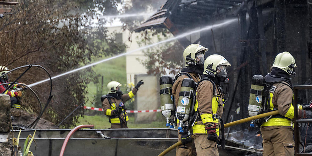 Die Feuerwehr musste in Sugiez FR den Brand einer Scheune bekämpfen. (Symbolbild)