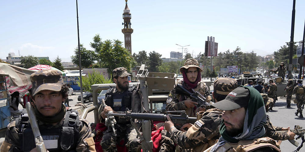 Taliban-Kämpfer halten Wache am Ort einer Explosion. Ein Sikh-Tempel in der afghanischen Hauptstadt Kabul ist am 18.06.22 Ziel eines Terroranschlags geworden. Örtliche Medien berichteten von mehreren Explosionen im Gebiet um den Gurudwara, die Geb...