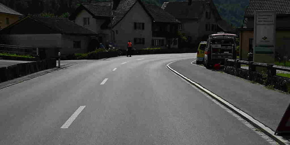 Der in Heiligkreuz verunfallte Mofalenker blieb schwer verletzt auf der Strasse liegen.