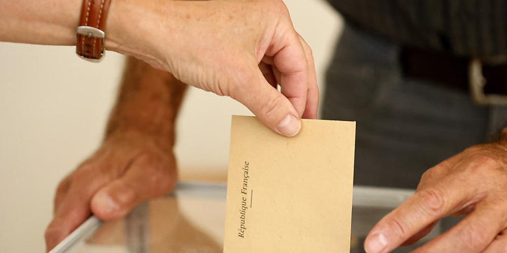 Ein Wähler wirft in einem Wahllokal seinen Stimmzettel in eine Wahlurne. Die Französinnen und Franzosen wählen ein neues Parlament. Foto: Jean-Francois Badias/AP/dpa