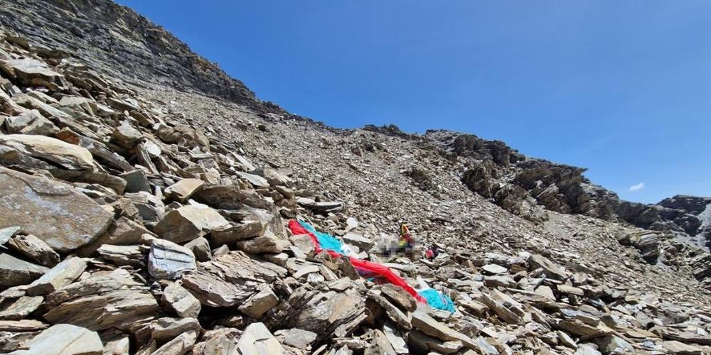 Ein 75-jähriger Gleitschirmpilot ist am Samstag im Kanton Graubünden oberhalb von Tschlin tödlich verunglückt.