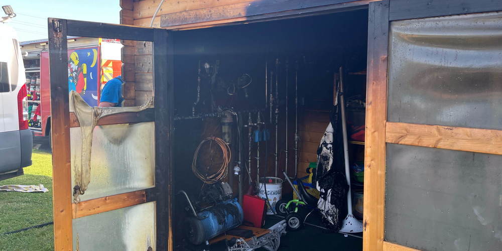 Dieser angekokelte Kompressor ist reif zur Entsorgung