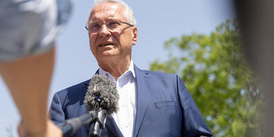 Joachim Herrmann, Innenminister von Bayern, .ist der Meinung, dass die Sicherheit beim bevorstehenden G7-Gipfel trotz des Leaks nicht beeinträchtigt wird. Foto: Daniel Karmann/dpa
