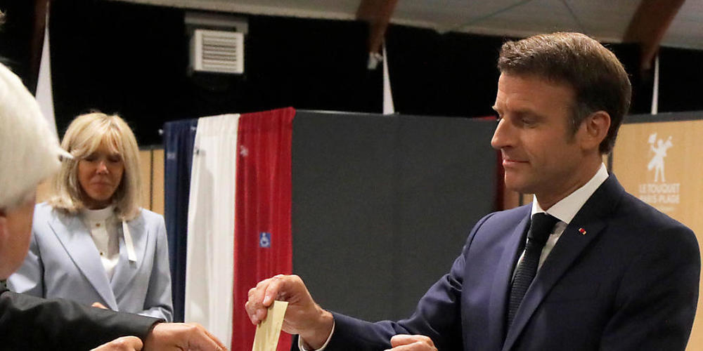Für Emmanuel Macron, Präsident von Frankreich, ist heute ein wichtiger Tag: Die Französinnen und Franzosen wählen ein neues Parlament und entscheiden, ob er für seine kommende Amtszeit eine Mehrheit hinter sich hat. Foto: Michel Spingler/AP Pool/dpa