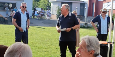 Stadtpräsident Thomas Niederberger gratuliert dem Supporter Club SCK Patrick Staub zum Jubiläum.