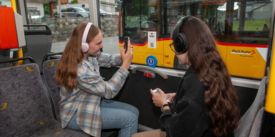 Einsteigen, QR-Code scannen, geniessen: Die Reise im PostAuto durch die Ferienregion Toggenburg wird mit dem Hörerlebnis noch schöner.