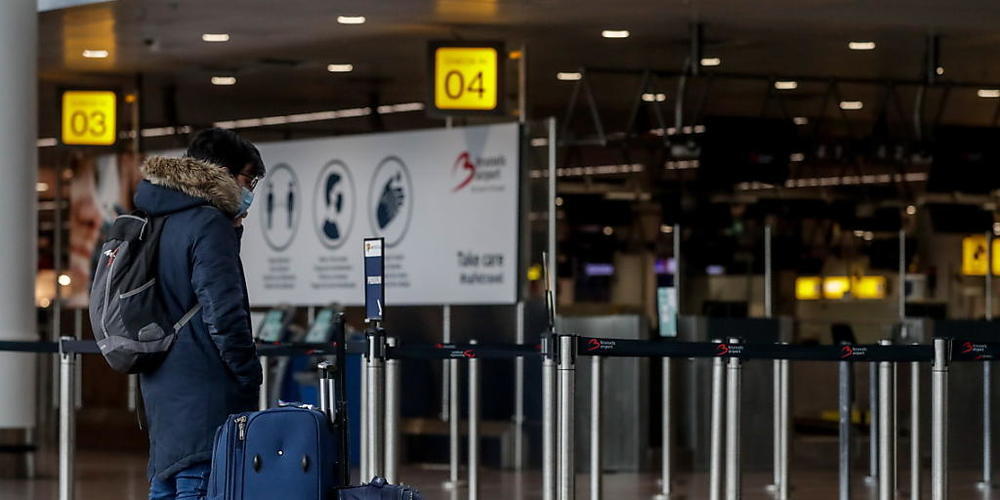 Ein Flugpassagier in der Abflughalle des Brüsseler Flughafens. (Archivbild)