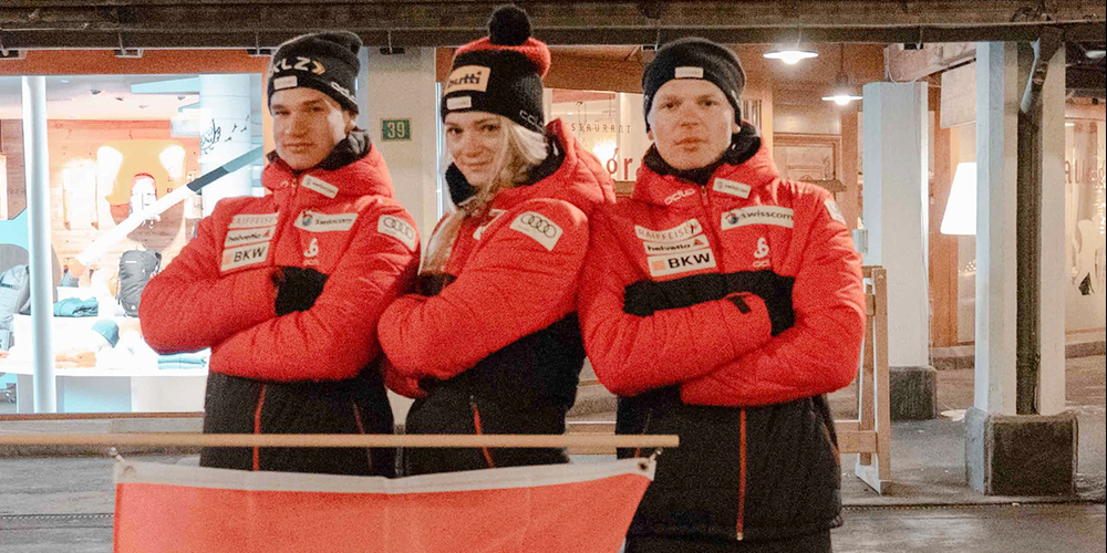 Niklas Hartweg (links) und Amy Baserga (Mitte) sind nach der Eröffnungsfeier bereit.