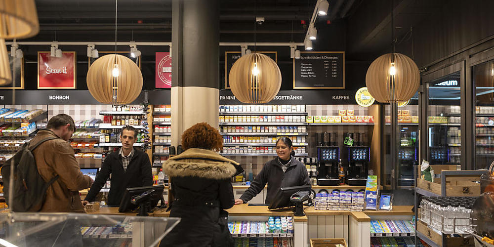Mit der Übernahme von weiteren über 70 Tankstellenläden baut der Valora-Konzern sein Netz an Avec-Läden nochmals deutlich aus. Im Bild: Avec-Filiale im Shopville am Zürcher Hauptbahnhof (Archivbild).