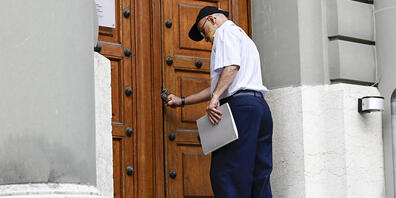 Der lybische Prediger Abu Ramadan betritt das Regionalgericht Biel, wo er sich wegen Rassendiskriminierung und Sozialhilfemissbrauchs angeklagt ist.
